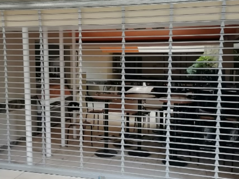 Cortinas de celosía en foodcourt