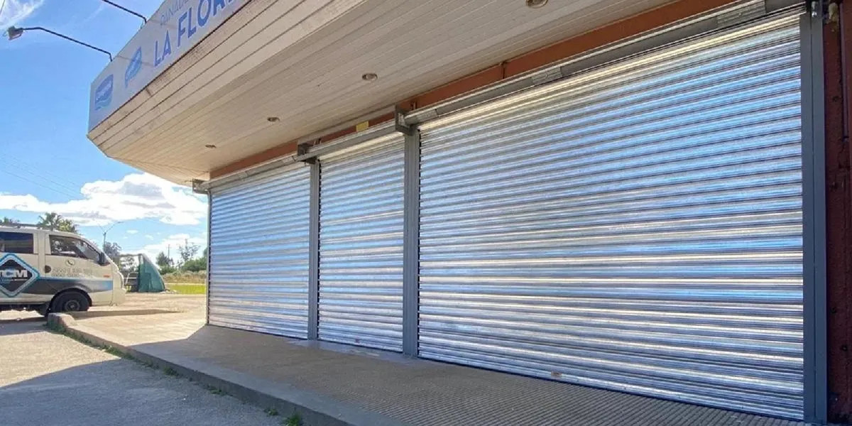 Sistema de cortinas metálicas de duela, celosia y puertas de acceso peatonal